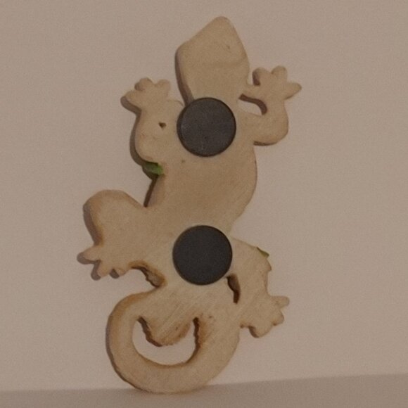 PRETTY Jamaica Fridge Magnet Gecko with Scarlet snakes Sparkle Eyes - Picture 3 of 4